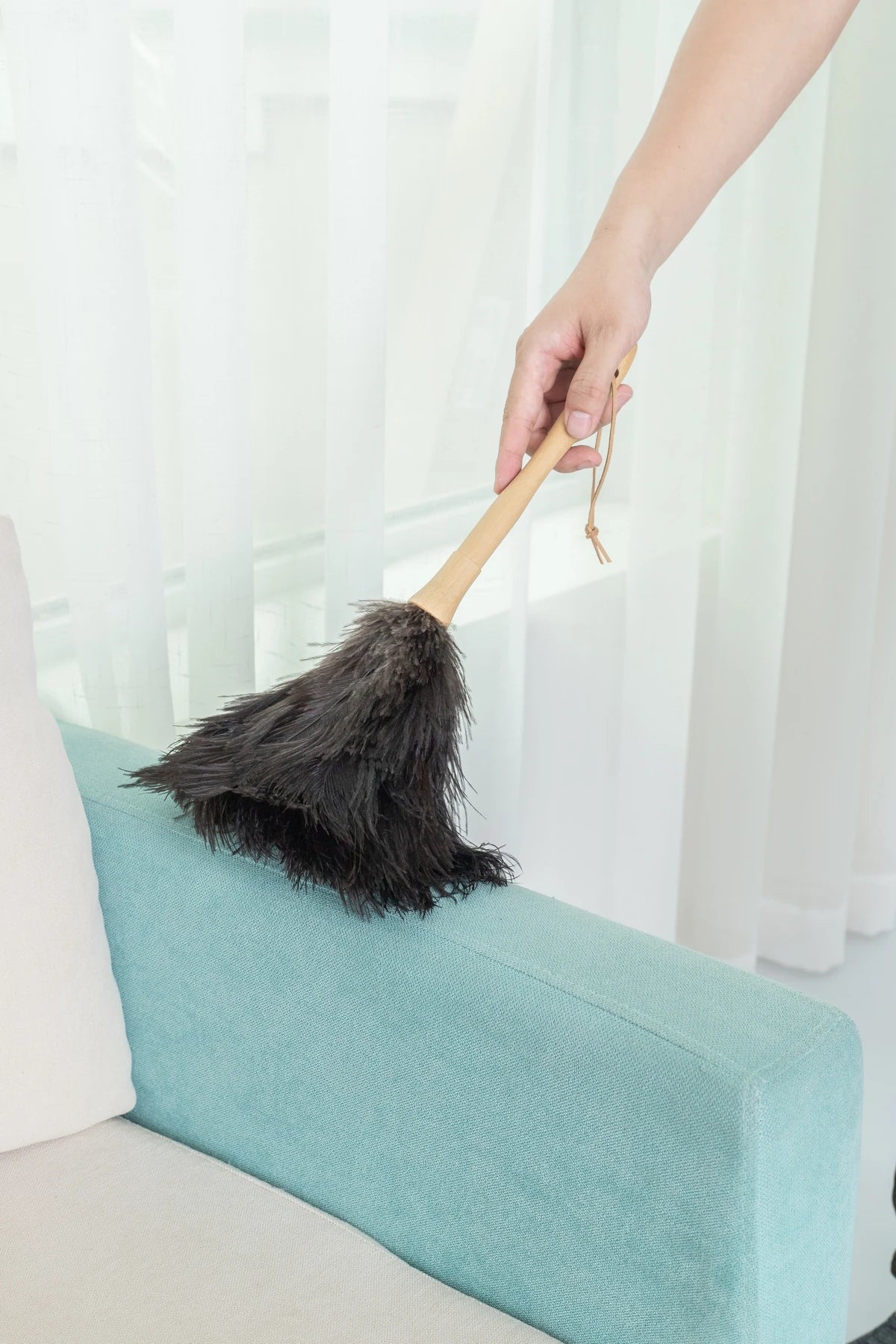 Hot-selling 16 inches high quality ostrich feather dusters automobiles feather brush with wood handle for house cleaning