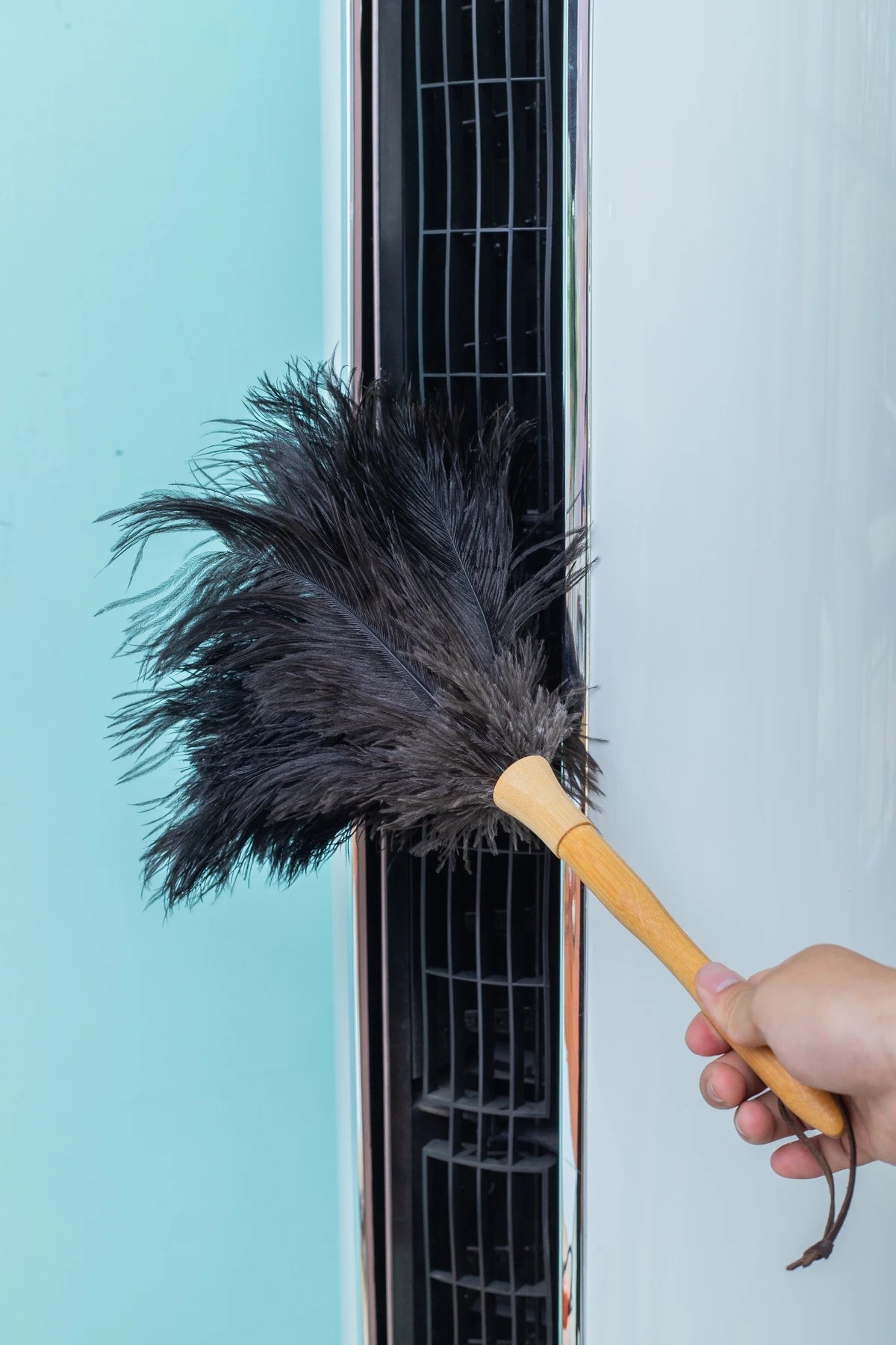Hot-selling 16 inches high quality ostrich feather dusters automobiles feather brush with wood handle for house cleaning
