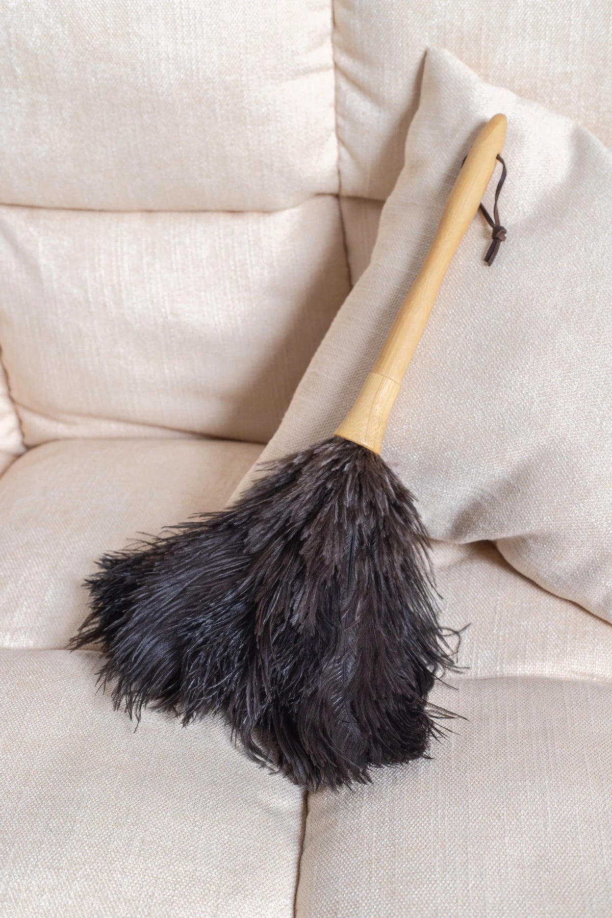 Hot-selling 16 inches high quality ostrich feather dusters automobiles feather brush with wood handle for house cleaning